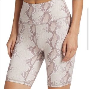 Varley Albury Biker Shorts Champagne Snake Medium